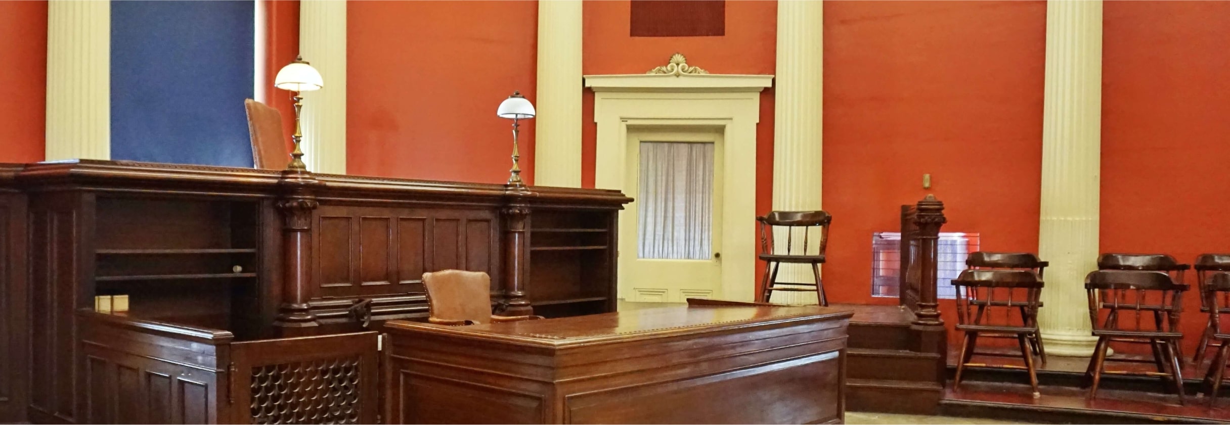 A room with a desk and chairs.