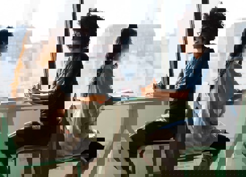 A women and a man sitting at a table talking.