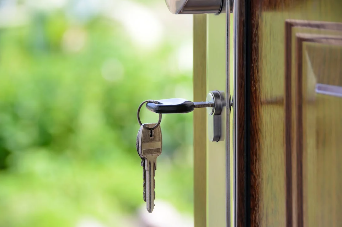 A door handle with a key.